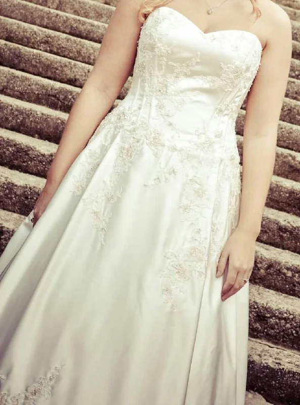 Closeout David's Bridal Strapless Corset Ball Gown with Lace Appliques/WG3