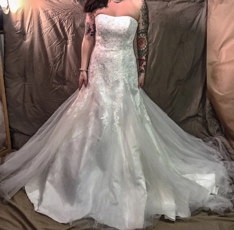 Final Markdown David's Bridal Strapless tulle drop waist/10043035