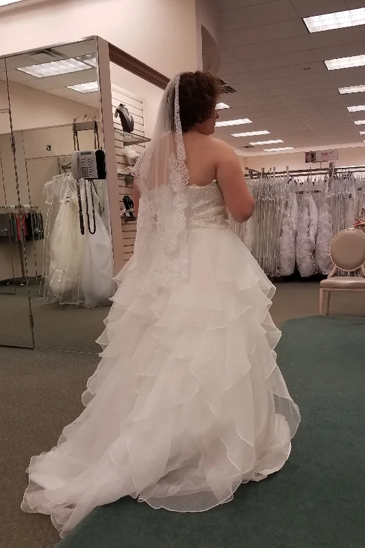 Can't Miss David's Bridal strapless organza ruffle skirt w lace veil n bra